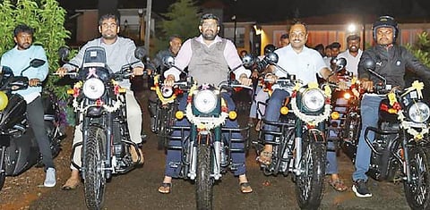 ஊழியர்களுக்கு தீபாவளி போனஸாக புல்லட் - கீழ்கோத்தகிரி எஸ்டேட் உரிமையாளர் அசத்தல்