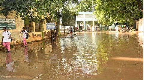 ராமநாதபுரம் அரசு மருத்துவக் கல்லூரி மருத்துவமனை வளாகத்தில் சூழ்ந்துள்ள மழை நீர். | படம்: எல்.பாலச்சந்தர்