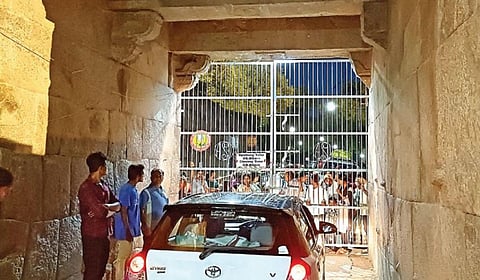 வேலூர் கோட்டை ஜலகண்டேஸ்வரர் கோயில் நுழைவு வாயிலுக்கு பூட்டு போடப்பட்டுள்ளது.