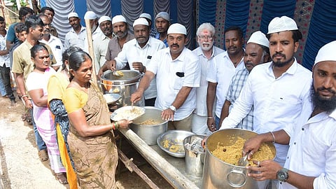 மதநல்லிணக்கத்தை வலியுறுத்தும் வகையில், கிருஷ்ணகிரி சிட்கோ தொழிற்பேட்டை வளாகத்தில் உள்ள செல்வ விநாயகர் கோயிலில் குடமுழுக்கு விழாவில் பக்தர்களுக்கு இஸ்லாமியர்கள் அன்னதானம் வழங்கினர்.