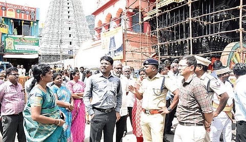 திருவண்ணாமலை அண்ணாமலையார் கோயில் மாட வீதிகளில் நேற்று ஆய்வு மேற்கொண்ட ஆட்சி்யர் முருகேஷ். அருகில், மாவட்ட காவல் கண்காணிப்பாளர் கார்த்திகேயன் உள்ளிட்டோர்.