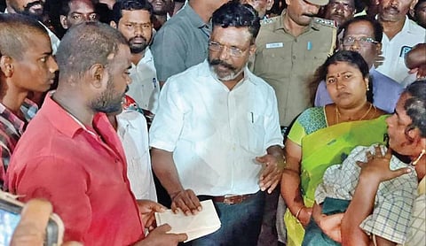 வெ.விரகாலூர் கிராமத்தில் நிகழ்ந்த வெடிவிபத்தில் பாதிக்கப்பட்டவர்களின் குடும்பத்தினருக்கு நேற்று நிதியுதவி அளித்த எம்.பி திருமாவளவன்.