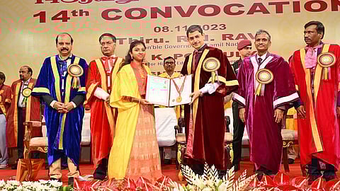 தமிழ்நாடு திறந்தநிலை பல்கலைக்கழகத்தின் 14-வது பட்டமளிப்பு விழா சென்னை சைதாப்பேட்டையில் நேற்று நடைபெற்றது. விழாவில் ஆளுநர் ஆர்.என்.ரவி கலந்து கொண்டு மாணவர்களுக்கு பட்டங்களை வழங்கினார். உடன், இந்திய தேசிய அறிவியல் அகாடெமி தலைவர் அசுத்தோஸ் சர்மா, தமிழ்நாடு திறந்தநிலை பல்கலைக்கழகத்தின் துணைவேந்தர் பேராசிரியர் சோ.ஆறுமுகம், பல்கலைக்கழக பதிவாளர் சு.பாலசுப்பிரமணியன் உள்ளிட்டோர்.