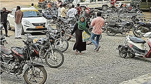 ராணிப்பேட்டை மக்கள் குறைதீர்வு கூட்ட வளாகத்தில் சீரற்ற முறையில் நிறுத்தப்படும் வாகனங்களால் முதியவர்களும், மாற்றுத்திறனாளிகளும் சிரமத்துக்குள்ளாகி வருகின்றனர். | படம்:ப. தாமோதரன