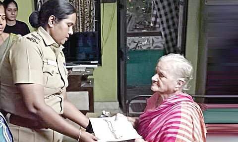 சென்னை | வீடு புகுந்து மூதாட்டியிடம் வழிப்பறி; 24 மணி நேரத்தில் கொள்ளையன் கைது: 8 பவுன் செயினை மீட்டு ஒப்படைத்த போலீஸார்