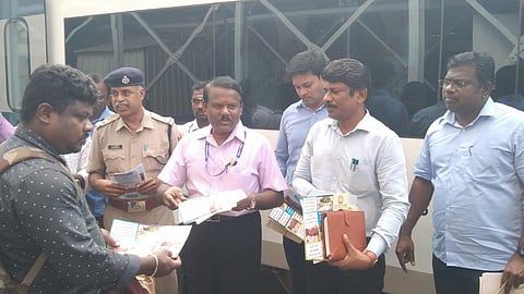 ரயிலில் பட்டாசு கொண்டு செல்லக்கூடாது என விழிப்புணர்வு கொடுக்கும் ரயில்வே ஊழியர்கள் | இடம்: திருச்சி சந்திப்பு