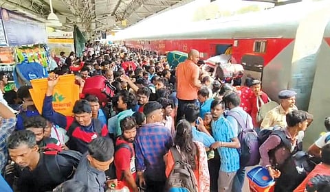 திருப்பூர் ரயில் நிலையத்தில் திரண்ட புலம்பெயர் தொழிலாளர்கள்.