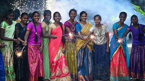 சென்னை சேத்துப்பட்டில் உள்ள எஸ்.ஆர்.சுப்பிரமணியன் சர்வோதயா மாணவிகள் விடுதியில் தீபாவளியை உற்சாகமாய் கொண்டாடிய மாணவிகள். படம்: எஸ்.சத்தியசீலன்