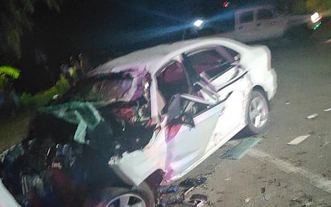 சத்தியமங்கலம் அருகே மரத்தில் கார் மோதி விபத்து: கோயில் பூசாரி உட்பட 4 பேர் உயிரிழப்பு