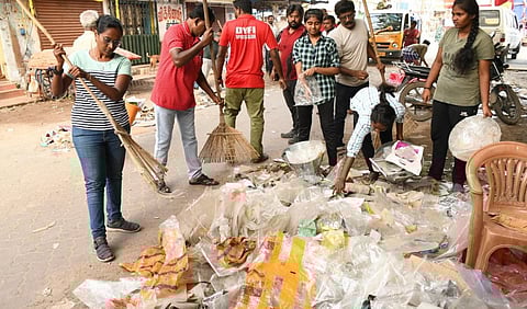 தீபாவளி பண்டிகை முடிந்து மதுரை விளக்குத்தூண் பகுதியில் குவிந்து இருக்கும் குப்பைகளை இந்திய ஜனநாயக சங்கம் மற்றும் மாநகராட்சி ஊழியர் மூலம் அகற்றும் பணி நடைபெற்று வருகிறது. | படங்கள்: எஸ். கிருஷ்ணமூர்த்தி