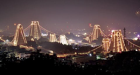 கார்த்திகை தீபத் திருவிழாவை முன்னிட்டு, திருவண்ணாமலை அண்ணாமலையார் கோயிலில் உள்ள 9 கோபுரங்களும் நேற்று முதல் மின்னொளியில் ஜொலிக்கத் தொடங்கின.