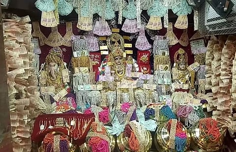 உத்தர பிரதேச மாநிலம் கான்பூரில் ரூ.17 லட்சம் மதிப்பிலான நோட்டுகளால்அலங்கரிக்கப்பட்டிருந்த மகாலட்சுமி கோயில் சன்னதி.