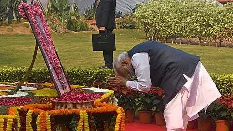 டெல்லியில் பிர்சா முண்டா சிலைக்கு பிரதமர் நரேந்திர மோடி மலர் தூவி மரியாதை செலுத்தியபோது