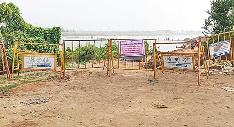 கடலூர் மாவட்ட ஆட்சியர் அலுவலகம் எதிரே தென்பெண்ணையாறு கும்தாமேடு தரைபாலத்துக்கு செல்லும் வழியை போலீஸார் அடைத்துள்ளனர்.