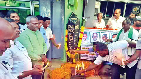 வாணியம்பாடி சந்தைமேடு பகுதியில் உள்ள நினைவு தூணுக்கு மாவட்ட ஆட்சியர் பாஸ்கரபாண்டியன் மற்றும் பொதுமக்கள் அஞ்சலி செலுத்தினர்.