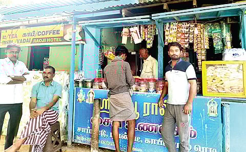 லோயர்கேம்ப் மலையடிவாரமான தேனி மாவட்ட எல்லையில் அமைந்துள்ள முதல் டீ கடை.