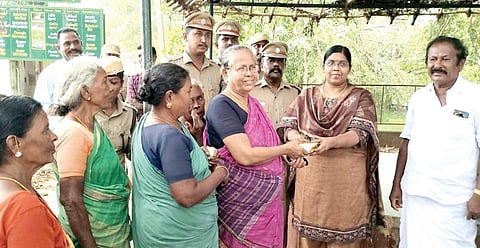 கொள்ளுக்குடிப்பட்டியில் பறவைகளுக்காக பட்டாசு வெடிக்காத கிராம மக்களுக்கு இனிப்பு வழங்கி பாராட்டிய சிவகங்கை மாவட்ட வன அலுவலர் பிரபா.