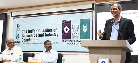 இந்திய தொழில் வர்த்தக சபை கோவை சார்பில் ‘இந்திய பொருளாதார வளர்ச்சியின் கதை’ என்ற தலைப்பில் சிறப்பு கூட்டம் அவிநாசி சாலையில் உள்ள தொழில் வர்த்தக சபை வளாகத்தில் நேற்று மாலை நடந்தது. இந்திய அரசின் தலைமை பொருளாதார ஆலோசகர் ஆனந்த நாகேஸ்வரன் பேசினார். (படம்:ஜெ.மனோகரன்)