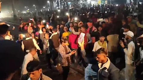 சிறப்பு ரயில் ரத்து செய்யப்பட்டதால் ரயில் மீது கற்களை எறிந்த மக்கள் @ பஞ்சாப்