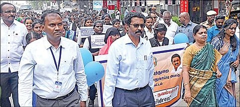 தூத்துக்குடியில் குழந்தைகள் தின விழாவை முன்னிட்டு விழிப்புணர்வு பேரணியை அமைச்சர் பெ.கீதாஜீவன் தொடங்கி வைத்து, நடந்து சென்றார். உடன் மாவட்ட ஆட்சியர் கோ.லட்சுமிபதி உள்ளிட்டோர்.