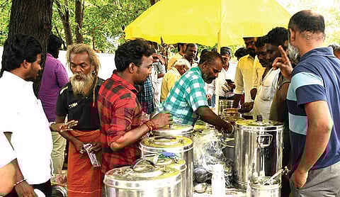 மதுரை எம்ஜிஆர் விளையாட்டரங்கம் முன் மூலிகைச்சாறு, வடை, கலவை சாதம் விற்பனை செய்யும் பாண்டிக்குமார். | படங்கள்: எஸ்.கிருஷ்ணமூர்த்தி
