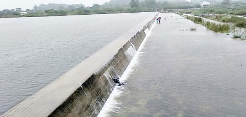 தொடர் மழையால் நிரம்பி வழியும் செட்டிப்பட்டு படுகை அணை