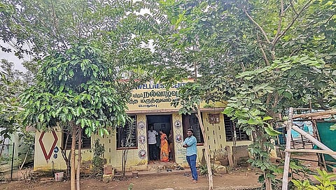 மதுரை பொதும்பு அரசு சித்த மருத்துவமனையில் சகல சிகிச்சையும் வழங்கும் ‘சகலகலா மருத்துவர்’!