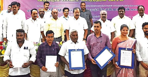 விழுப்புரம் மாவட்டத்தில் தொழில் தொடங்க தமிழக அரசுடன் புரிந்துணர்வு ஒப்பந்தம் செய்த தொழில் முதலீட்டாளர்களுடன் அமைச்சர்கள் பொன்முடி, மஸ்தான் மற்றும் ஆட்சியர் பழனி உள்ளிட்டோர்.