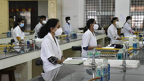 10 லட்சம் பேருக்கு 100 எம்பிபிஎஸ் சீட் திட்டம் ஓராண்டுக்கு தள்ளிவைப்பு