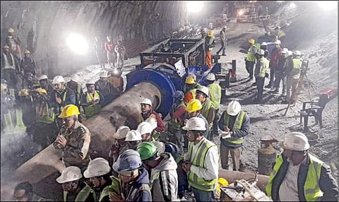 சுரங்கப்பாதையில் மணல் குவியலின் பக்கவாட்டில் ராட்சத இயந்திரம் மூலம் துளையிடும் பணி நடைபெறுகிறது. படம்: பிடிஐ