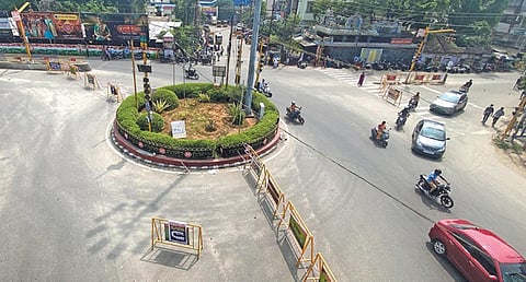 போக்குவரத்து மாற்றத்தை ஒட்டி, திருப்பூர் புஷ்பா திரையரங்க வளைவில் நேற்று வைக்கப்பட்டிருந்த பேரிகேடு.