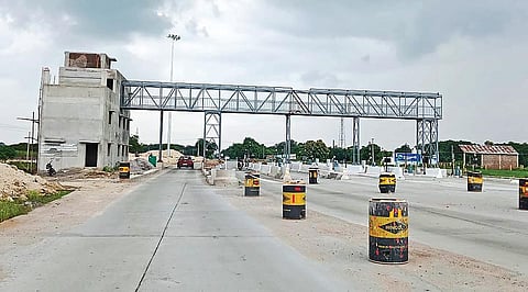 செஞ்சி அடுத்த நாட்டார்மங்கலம் அருகே அமைக்கப்படும் சுங்கச்சாவடி.