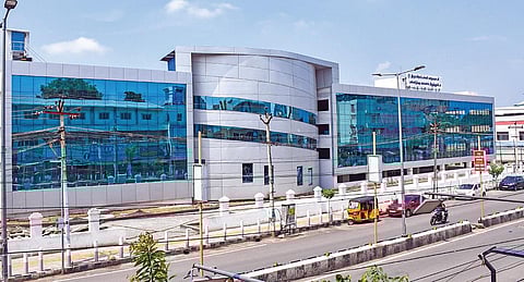 மேலரண் சாலை பன்னடுக்கு வாகனம் நிறுத்துமிடம். | படங்கள்: ர.செல்வமுத்துகுமார்