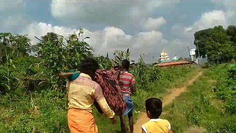 பாம்பு கடித்த முதியவரை தூளி கட்டி மருத்துவமனைக்கு அழைத்துச் சென்றபோது