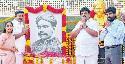 கப்பலோட்டிய தமிழன் வ.உ.சிதம்பரனாரின் 87-வது நினைவு நாளையொட்டி, சென்னை காந்தி மண்டப வளாகத்தில் அமைந்துள்ள அவரது சிலைக்கு அருகில் அலங்கரித்து வைக்கப்பட்டிருந்த படத்துக்கு தமிழ் வளர்ச்சி மற்றும் செய்தித் துறை அமைச்சர் மு.பெ.சாமிநாதன், மேயர் பிரியா, துணை மேயர் மகேஷ்குமார் மற்றும் துறை உயர் அலுவலர்கள் மலர் தூவி அஞ்சலி செலுத்தினர்.