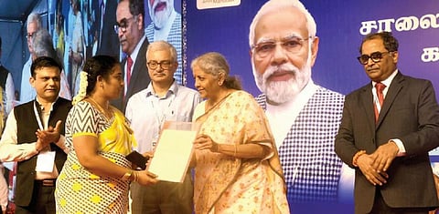 ராமேசுவரத்தில் நடைபெற்ற நிகழ்ச்சியில் பயனாளிக்கு வங்கி கடனுக்கான காசோலை வழங்கிய மத்திய நிதி அமைச்சர் நிர்மலா சீதாராமன்.