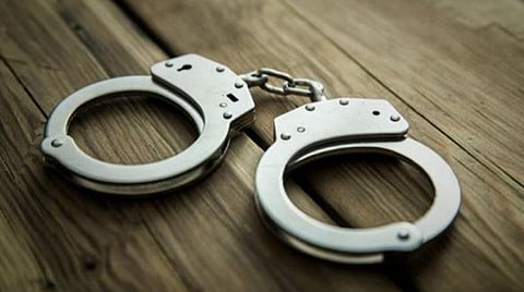 மதுரையில் ரூ.15 லட்சம் மதிப்பிலான இலவச வேஷ்டிகளை திருடியதாக நில அளவையாளர் கைது