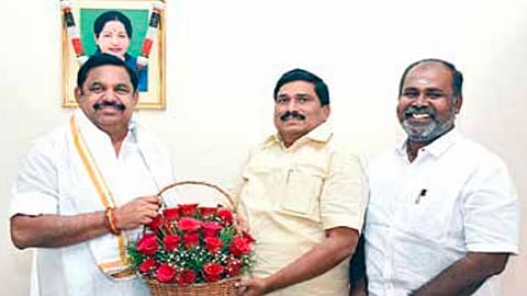 சேலத்தில் அதிமுக பொதுச் செயலாளர் பழனிசாமி முன்னிலையில் அக்கட்சியில் இணைந்த முன்னாள் எம்எல்ஏ மகேந்திரன். உடன் முன்னாள் அமைச்சர் ஆர்.பி.உதயகுமார்.