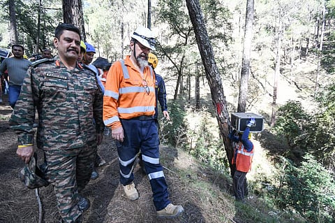 சுரங்கத்தில் சிக்கித் தவிக்கும் 41 தொழிலாளர்களை மீட்க சர்வதேச குழு தீவிரம்: செங்குத்தாக துளையிட 2 இடங்கள் தேர்வு