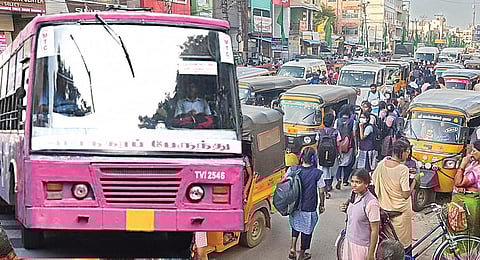 காஞ்சி நகரின் பிரதான சாலையாக விளங்கும் காமராஜர் சாலையில் பள்ளி மாணவிகளை ஏற்றி செல்வதற்காக சாலையில் அணிவகுத்து நிற்கும் ஆட்டோக்களால் ஏற்பட்டுள்ள போக்குவரத்து நெரிசல்.