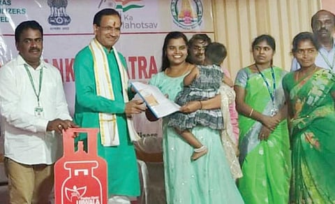 திருவண்ணாமலை மாவட்டம் தண்டராம்பட்டில் ஒரு பயனாளிக்கு நலத்திட்ட உதவியை வழங்கிய மத்திய இணை அமைச்சர் பகவந்த் குபா.