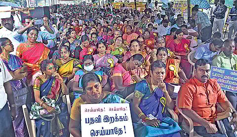 எழும்பூர் ராஜரத்திரனம் மைதானம் அருகில் நேற்று உண்ணாவிரத போராட்டம் நடத்திய உயர்நிலைப்பள்ளி, மேல்நிலைப்பள்ளி தலைமை ஆசிரியர்கள்.
படம்: ம.பிரபு