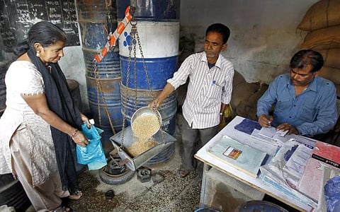 இலவச ரேஷன் திட்டம்: நீட்டிப்பது மட்டும் தீர்வல்ல