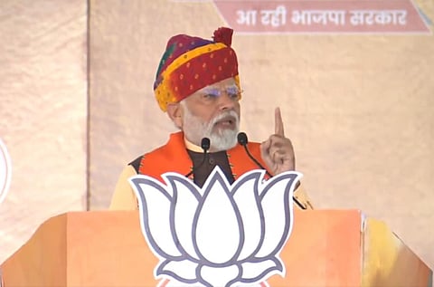 துங்கர்பூரில் நடைபெற்ற தேர்தல் பிரச்சாரத்தில் பிரதமர் மோடி உரை நிகழ்த்தும் காட்சி