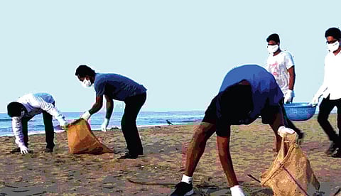 மாநகராட்சி சார்பில் மெரினா கடற்கரையில் நவீன இயந்திரங்கள் மூலம் குப்பைகள் அகற்றப்படுகின்றன.