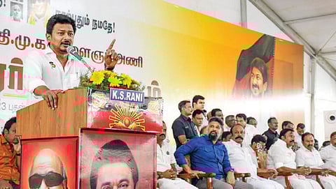 சேலத்தில் நடந்த திமுக இளைஞர் அணி செயல்வீரர்கள் கூட்டத்தில் இளைஞர் நலன் மற்றும் விளையாட்டு மேம்பாட்டு துறை அமைச்சரும், திமுக இளைஞர் அணி மாநிலச் செயலாளருமான உதயநிதி ஸ்டாலின் பேசினார். அருகில் அமைச்சர் கே.என்.நேரு உள்ளிட்டோர். படம்: எஸ்.குரு பிரசாத்.