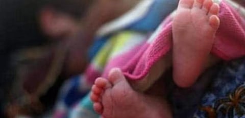 நிமோனியா பாதிப்பை போக்குவதற்காக ம.பி.யில் ஒன்றரை மாத குழந்தையின் உடலில் 40 முறை கம்பியால் சூடு