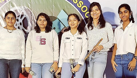 இசை உலகைக் கலக்கும் பெண்கள் குழு!