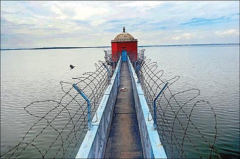 கடந்த சில நாட்களாக பெய்துவரும் தொடர் மழையால் சென்னை மக்களுக்கு குடிநீர் வழங்கும் புழல் ஏரி, ஜோன்ஸ் டவர் வரை தனது முழு கொள்ளளவை எட்டியுள்ளது.படம்: ம.பிரபு