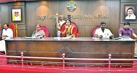 வேலூர் மாநகராட்சி சாதாரண கூட்டம் மேயர் சுஜாதா ஆனந்தகுமார் தலைமையில் நேற்று நடைபெற்றது. அருகில், சட்டப்பேரவை உறுப்பினர் கார்த்திகேயன்,துணை மேயர் சுனில்குமார், ஆணையர் ஜானகி ரவீந்திரன் உள்ளிட்டோர். | படங்கள்: வி.எம்.மணிநாதன்.